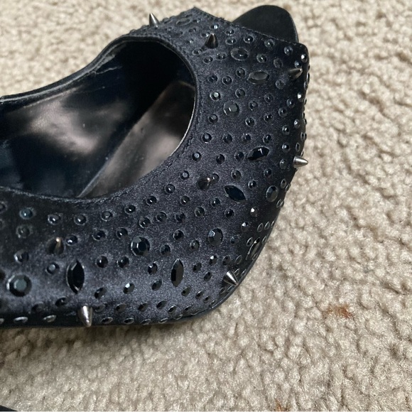 Fergie Hermosa Black Satin Beaded Spiked Slingback Peeptoe Pumps Heels - Picture 8 of 13